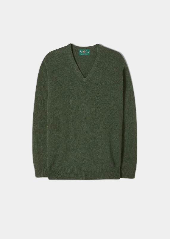 Men's Pants with Appliqué DetailsMen's Geelong Lambswool Vee Neck Jumper in Loden - Regular Fit Men's Pants with Appliqué DetailsMen's Geelong Lambswool Vee Neck Jumper in Loden - Regular Fit