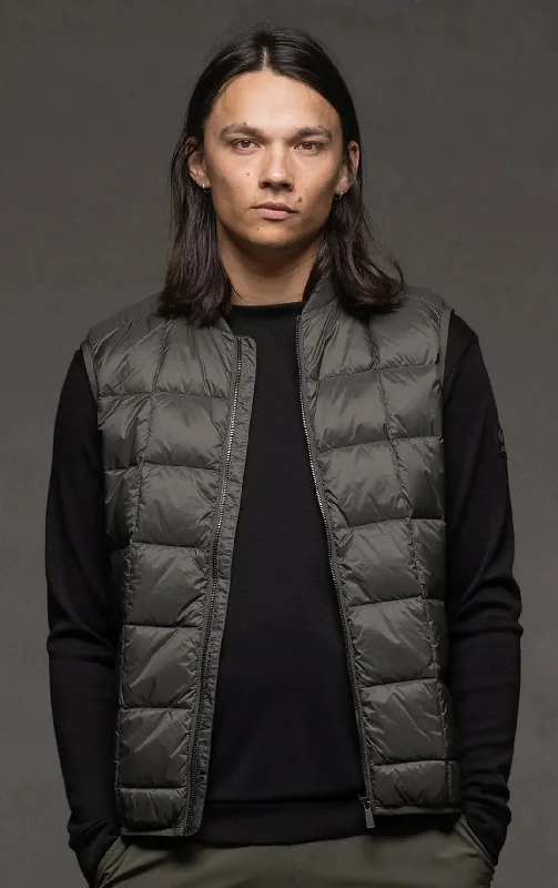 Men's Coats with Contrast StitchingESSENTIAL LIGHTWEIGHT DOWN VEST