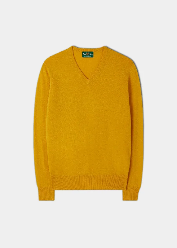 Men's High-Waisted Pants for a Retro StyleMen's Geelong Lambswool Vee Neck Jumper in Honeybee - Regular Fit